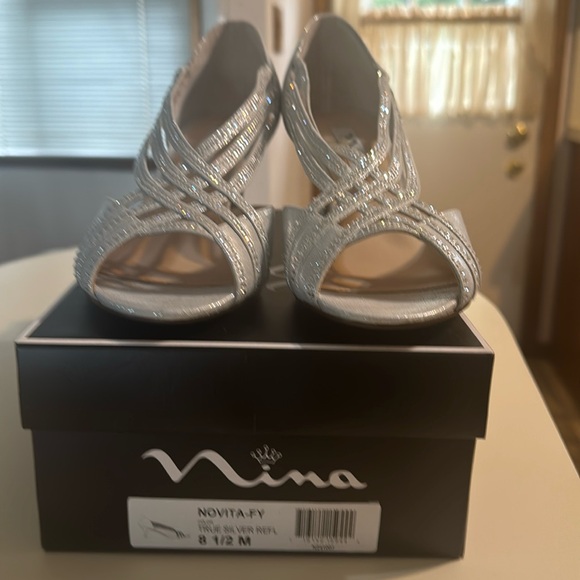 Nina Silver dress shoes with Rhinestones. Size 8 1/2 silver color - Picture 1 of 4